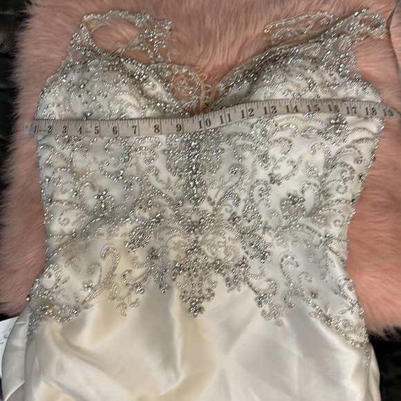 New essence of Australia beaded top with tiny buttons up entire back bridal gown - Picture 10 of 13